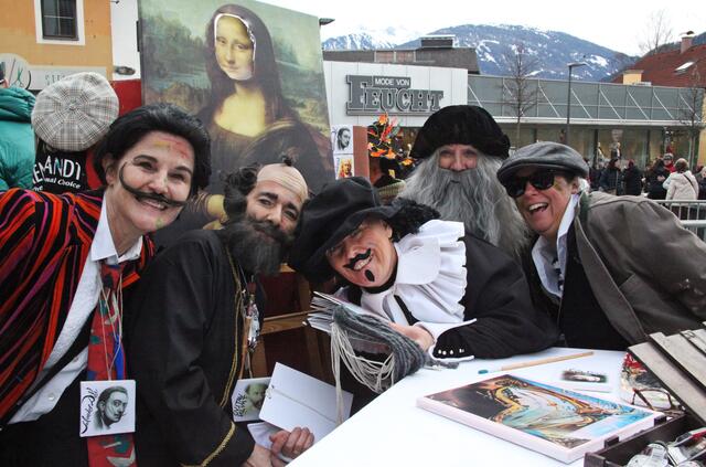 Frida Kahlo inmitten ihrer prominenten Leinwandlegendinnen mit Pinsel, Farbe und Staffelei.