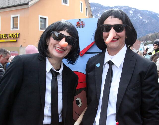 Women in Black mit Pinocchio-Nasen und Free your Mind-Technik gegen schlechtes Gewissen.