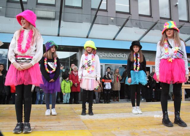 Die Kosmetikerinnen, wie üblich voll und ganz für Schönheit, Schminken und allerlei Verzierung zuständig.