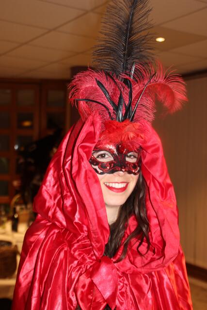Erinnerte an Karneval in Venedig- die geheimnisvolle „Lady in red“. | Foto: Manfred Jordan