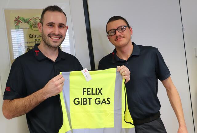Am Tag der Wehrversammlung hatte Felix Geburtstag. Der Floriani kommt mit dem Fahrrad zur Arbeit. Da überraschte ihn HBI Marcel Kernbichler mit einer personifizierten Warnjacke.  | Foto: Edith Ertl