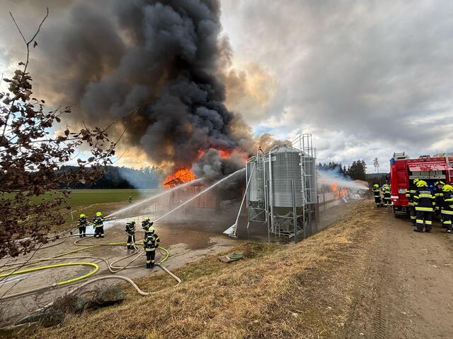Über 150 Einsatzkräfte waren heute Mittag bei einem Großbrand in St. Veit im Einsatz. | Foto: FF St. Veit/Glan