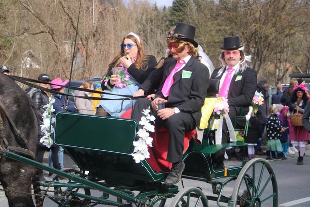 Auch eine Hochzeitskutsche fuhr mit den Brautleuten durch den Ort. | Foto: MeinBezirk/Hofmüller
