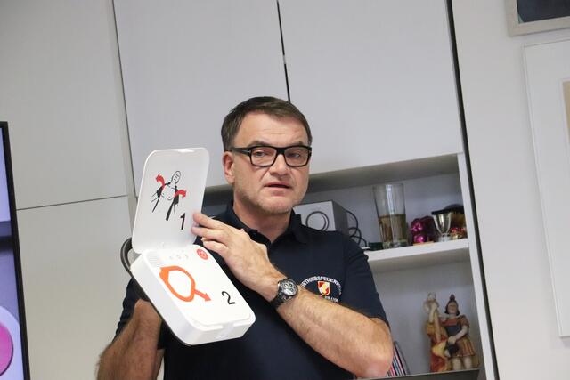 Der Defibrillator kam bereits einmal zum Einsatz. Auf die einfache Handhabung wies HBI a.D. Sepp Zirkl bei der Wehrversammlung hin.  | Foto: Edith Ertl