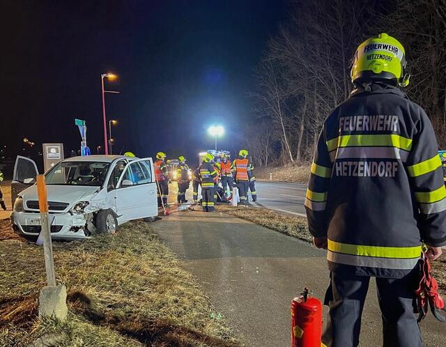 Die Einsatzkräfte am Unfallort. | Foto: FF Hetzendorf/Schaden