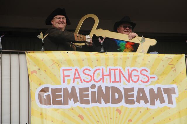 Eggersdorf Bürgermeister Reinhard Pichler musste den Gemeindeamtsschlüssel den "Narren" überlassen.  | Foto: MeinBezirk/Hofmüller