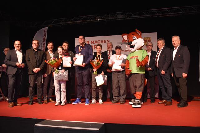 Die ASVÖ Burgenland ehrte ihre Topsportlerinnen und Sportler in Oberwart: Bürgermeister Georg Rosner, Landtagsabgeordneter Christian Drobits, Nationalrat Michael Gmeindl, Lena Ertler, Landtagsabgeordneter Bernd Strobl, Nico Wiener, Elisabeth Schlojer, Dietrich Sifkovits (Bezirksobmann Jennersdorf), Eduard Eberhardt, Maskottchen Filu, Andreas Linzer (ASVÖ Burgenland-Schriftführerinstellvertreter), Martin Konrad (ASVÖ Burgenland-Vorsitzender Bezirksobleute / Bezirksobmann Güssing), ASVÖ Burgenland-Präsident Robert Zsifkovits | Foto: Michael Strini