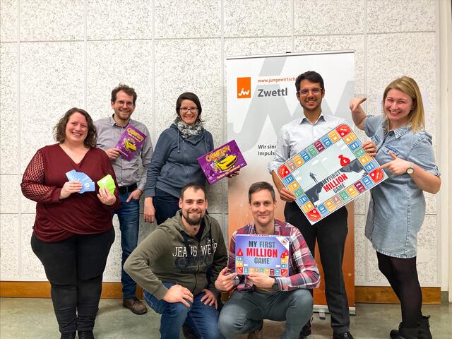 Am Foto v.l.n.r.: Claudia Haider-Maurer, Konstantin Krammer, Nicole Karl, Jan Schießwald, Natalie Frühwirth
Vorne sitzend v.l.n.r.: JW-Bezirksvorsitzender Lukas Karl und Peter Holzmann | Foto: Lukas Karl