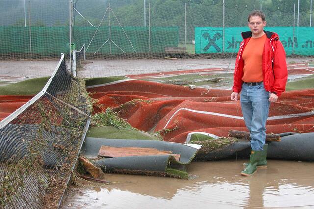 Zwei Fluten, im Mai und Juli 2005, richteten in Pabneukirchen große Schäden an. Tennisanlage.  | Foto: Robert Zinterhof