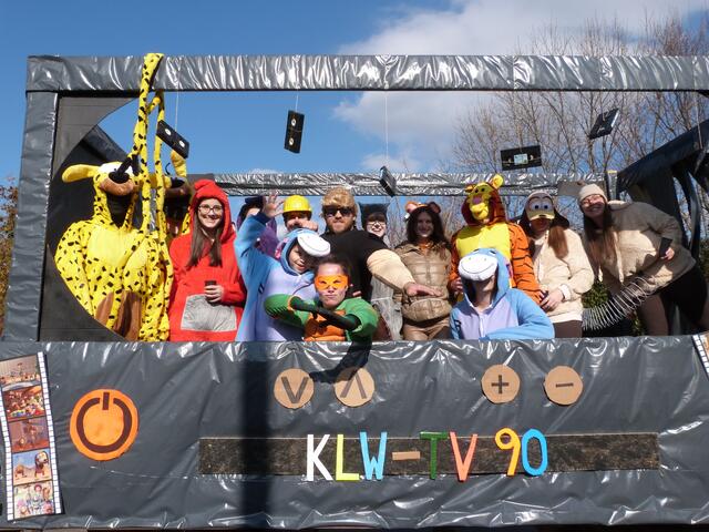 Auch der Wagen KLW-TV 90 war dabei und begeisterte die Gäste mit den tollen Verkleidungen.  | Foto: Vanessa Wittmann