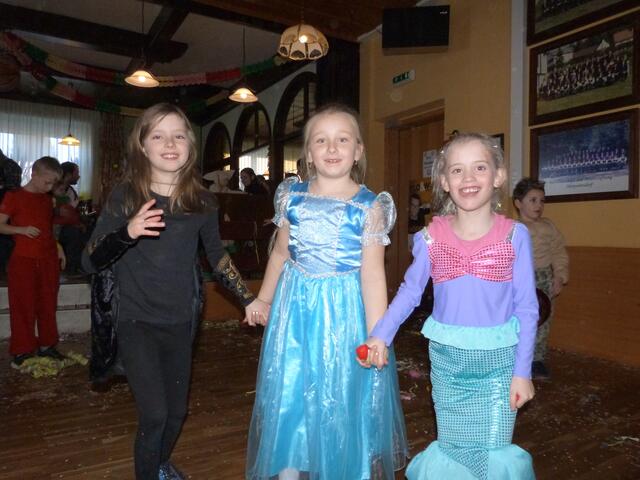 Die Mädels genossen die ausgelassene Stimmung auf der Tanzfläche. 