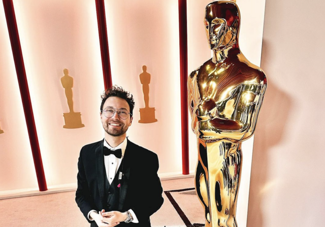Nick Hansbauer neben der ikonischen Oscar-Statue – seit 2018 sorgt der Steirer für den perfekten Ablauf am roten Teppich der Academy Awards. | Foto: Printhouse Films/Nick Hansbauer