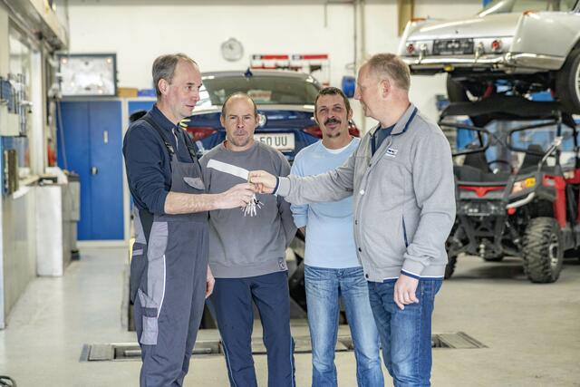 Schlüsselübergabe im Haus Honeser. Harald Wegerer übernimmt die freie KFZ Werkstatt und bietet mit seinem Team Service und Know How für alle Automarken.  | Foto: Bruno Brandstetter