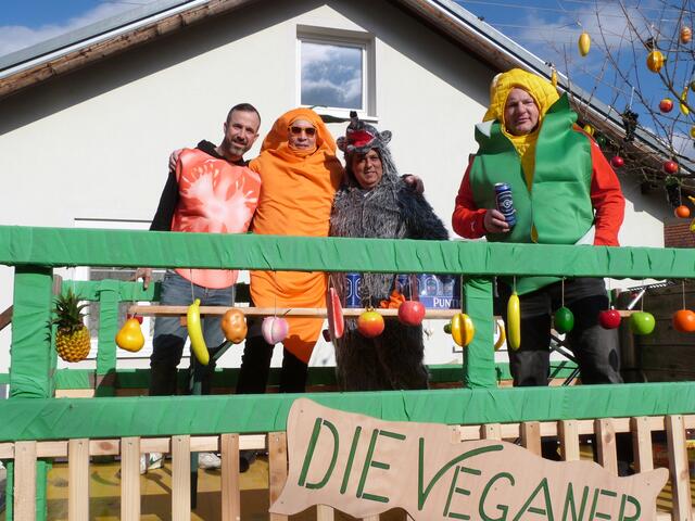 Die Veganer in tollen Kostümen führte die Umzugsschlange lautstark an! | Foto: Vanessa Wittmann