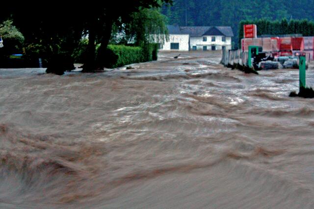 Zwei Fluten, im Mai und Juli 2005, richteten in Pabneukirchen große Schäden an. Aus dem kleinen Tannschach-Bach wurde eine reißende Flut: Lagerhaus Richtung Kastenhofer (heute abgesiedelt) und Sportzentrum.  | Foto: Robert Zinterhof