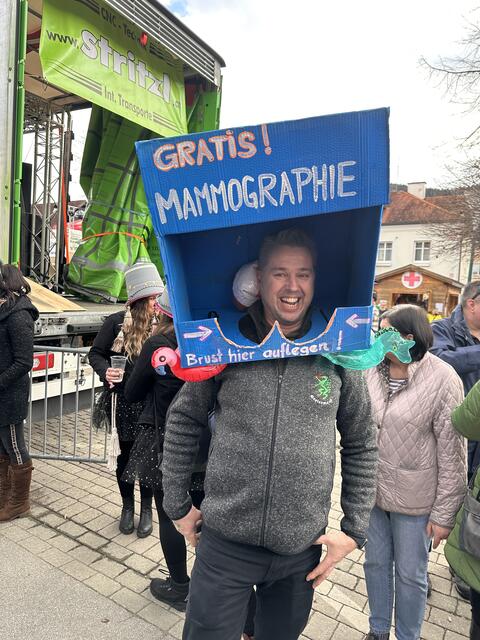 Im Zuge des Faschingsumzugs wurden auch medizinische  Dienstleistungen angeboten | Foto: Tamara Himsl