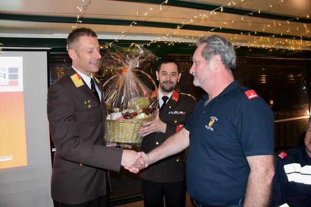 Dank namens der BTF durch Kommandanten Andreas Herk an Rene Ortner als MRAS Beauftragter
mit einem Geschenkkorb anlässlich seines "Runden"   | Foto: Strohmeier