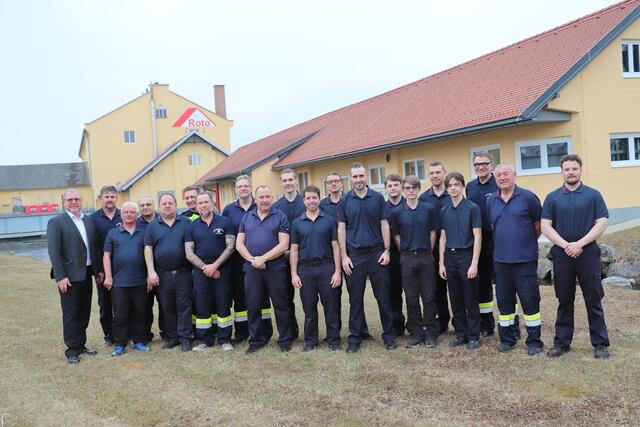 Die Mannschaft der Betriebsfeuerwehr mit Roto Frank Austria-Geschäftsführer Christian Lazarevic  (li) | Foto: Edith Ertl