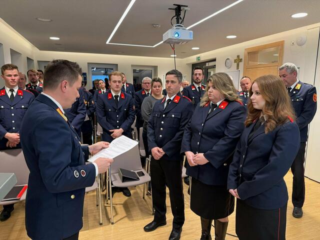 Ein stolzer Moment: Drei neue Mitglieder konnten im feierlichen Rahmen angelobt werden. | Foto: Christian Souri/Christopher Skubel