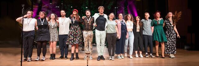 Papa Slam Markus Köhle in der Mitte - Tirol Slam 2023 Haus der Musik  | Foto: Alena Klinger