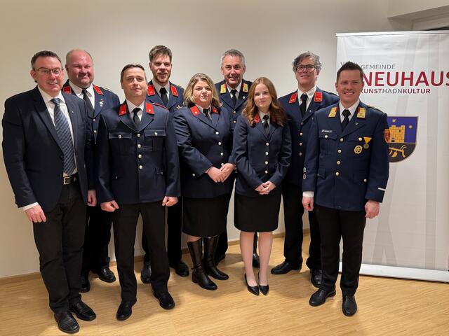 Bei der Angelobung: Christian Souri, Michael Budja, Sandra Budja, Lea Budja, Patrick Skubel (vorne von links), Michael Lamprecht, Daniel Borstner, Anton Brezovnik und Gabriel Potocnik (hinten von links) | Foto: Christopher Skubel