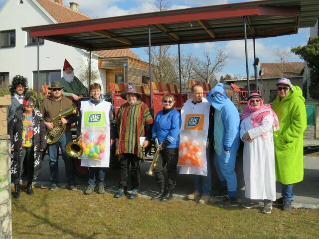 Die Musikanten und einige Freunde des Faschings.  | Foto: Lena Palatin