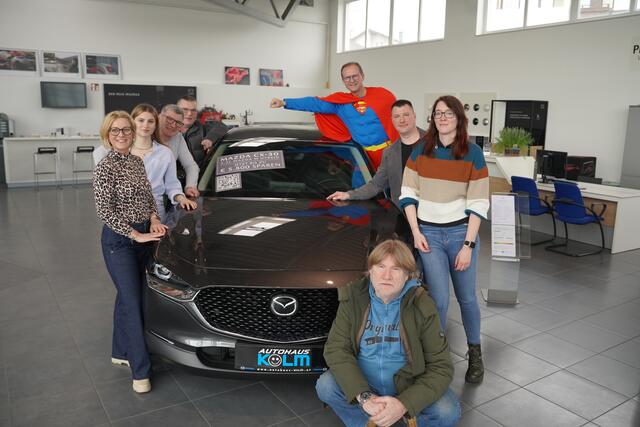 Der neue Mazda CX-30 spielt ganz viele Stückerl. Im Bild Albert Trapel, Christian Reichenvater, Madeleine Reichenvater, Michaela Reichenvater, Thomas Kolm, Mario Scharf, Marleen Atzinger (v.l.) und Walter Siedl (vorne knieend). | Foto: Evi Leutgeb
