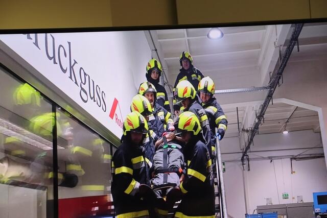 19 Übungen absolvierte die BTF Roto Frank Kalsdorf im Vorjahr. Das Bild zeigt die Übung einer Menschenrettung mit Tragekorb.  | Foto: Edith Ertl