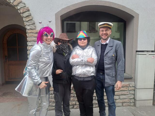 Mit dabei waren auch die Steinacher GV Maria Lorenzatto und Matreis Bgm. Patrick Geir – im Bild mit Tomas und Shawn | Foto: Lorenzatto