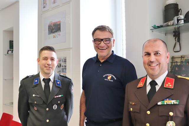 HBI a.D. Sepp Zirkl (Bildmitte) mit Rot Kreuz-Ortsstellenleiter Mark Seybold und dem neuen Kommandanten der FF Kalsdorf Patrick Trummer | Foto: Edith Ertl