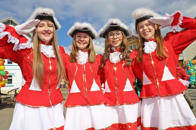 Mit dabei war auch die Kindergarde. | Foto: Hörmandinger