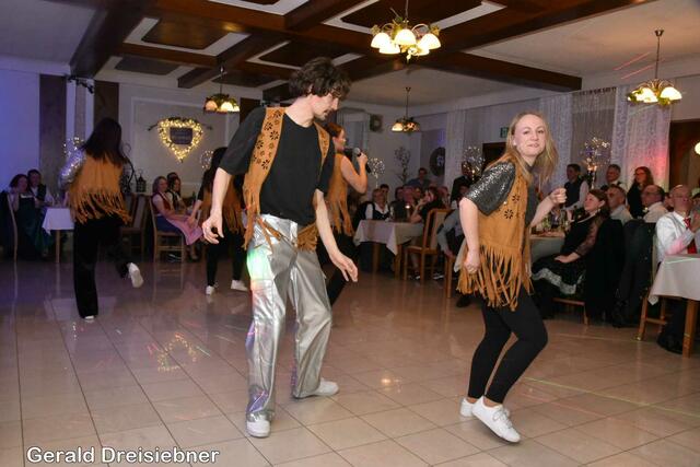 Die Gleisdorfer Dance Fusion sorgte für die Mitternachtseinlage.  | Foto: Gerald Dreisiebner