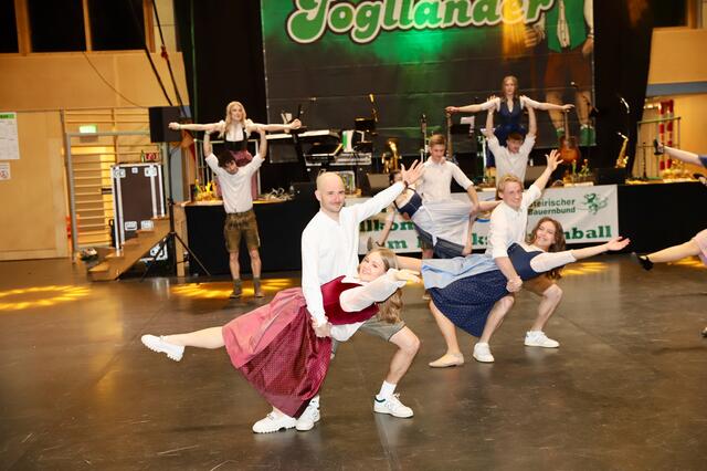 Der traditionelle Auftanz zum Bezirksbauerball erfolgte durch Mitglieder der Landjugend aus dem gesamten Bezirk Hartberg.
 | Foto: Alfred Mayer