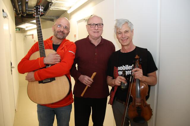 Martin Moro, Andreas Safer und Wolfgang Moitz präsentierten im Kult Hof eine Bandbreite ihrer über 40-jährigen Band-Geschichte.