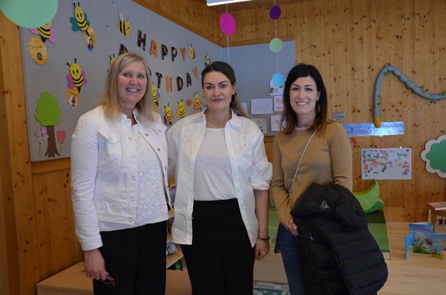 Kathrin Aumayr (pädagogische Zusatzkraft), Lisa Neureiter (gruppenführende Pädagogin) und Christine Zechmann von der BAFEP (Bildungsanstalt für Elementarpädagogik Bischofshofen) (v.li.). | Foto: Maria Astner-Meißnitzer