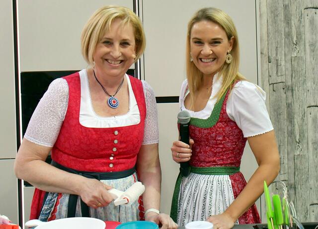 Fernsehköchin Elfriede Schachinger und Moderatorin Kati Hochhold