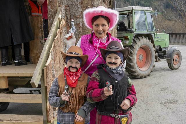 Auch die drei Cowboys waren beim diesjährigen Faschingsumzug in St.Stefan ob Leoben dabei. | Foto: Klaus Pressberger