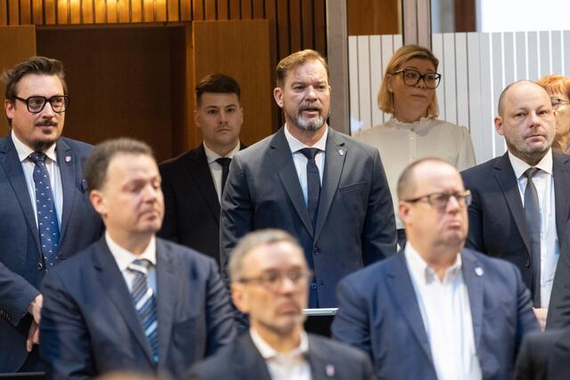 Bei der Nationalratssitzung vorige Woche wurde der Güssinger Michael Gmeindl (Mitte) als neuer Abgeordneter für die FPÖ angelobt. | Foto: Parlament/Wieser