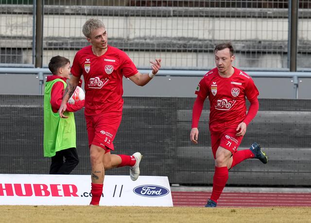Moritz Römling und Thomas Maier lassen sich nach dem Ausgleich von den Fans feiern. | Foto: GEPA pictures/Michael Riedler