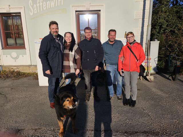 Gerhard und Brigitte Teufl, Gerald Winterspacher, Leonhard Hofmacher und Gerda Comandella mit Hund Keks | Foto: Simon Glösl