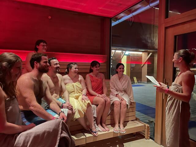 Der brandheiße Poetry Slam in der Panoramasauna des städtischen Hallenbads sorgt für Begeisterung.  | Foto: Michael Steger