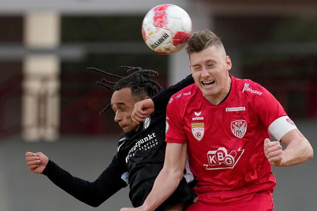 David Heindl (KSV) im Kopfballduell mit Emran Soglo (Sturm II). | Foto: GEPA pictures/Michael Riedler