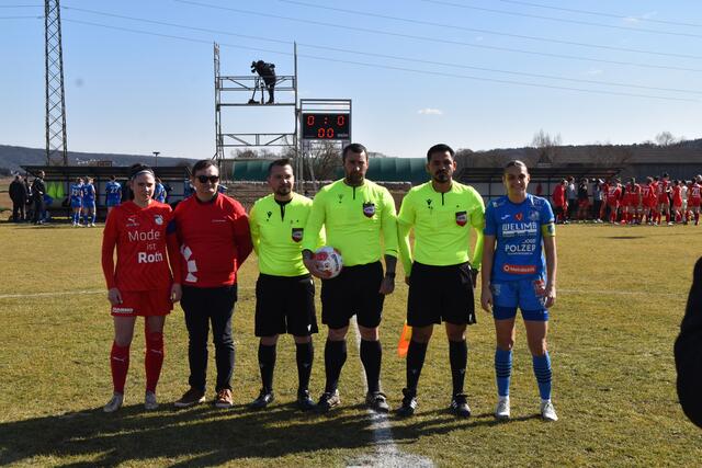 Spielpatronanz: Wildcats-Kapitänin Lena Brandtner, Michael Strini (MeinBezirk Oberwart), Assistent Dede Sahin, Schiedsrichter Richard Szombati, Assistent Ömer Kocak, Südburgenland-Kapitänin Katja Graf | Foto: Michael Strini