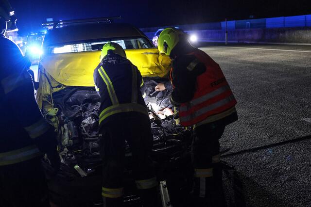 Ein Kleintransporter krachte aus noch unbekannten Gründen in das Heck des Kleinlastwagens. | Foto: laumat.at/Matthias Lauber