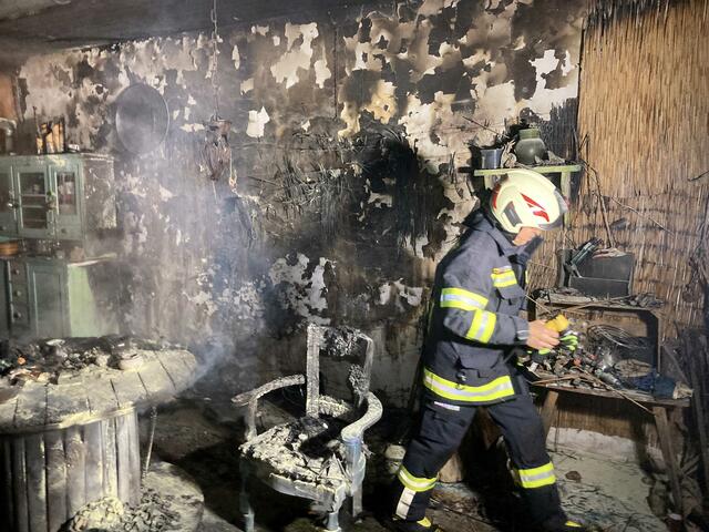 Ein Brand in Windisch Minihof hatte von der Fassade des Wohnhauses auf den Dachstuhl übergegriffen. | Foto: Feuerwehr Minihof-Liebau