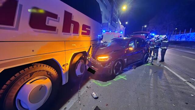 Am Sonntagmorgen krachte in Meidling ein Fahrzeug gegen einen Bus. | Foto: Stadt Wien | Feuerwehr