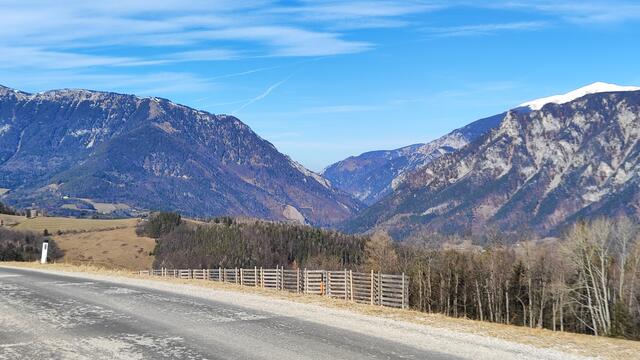 ..auch der Schneeberg blinzelt weiß hervor, links der Ausläufer der Rax... | Foto: I.Wozonig