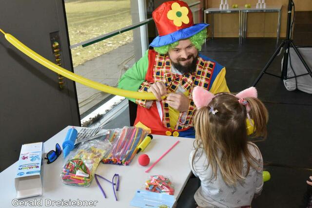 Der Lehrer Matthias Tuttner bastelte für die Kinder Luftballons- Figuren. . | Foto: Gerald Dreisiebner