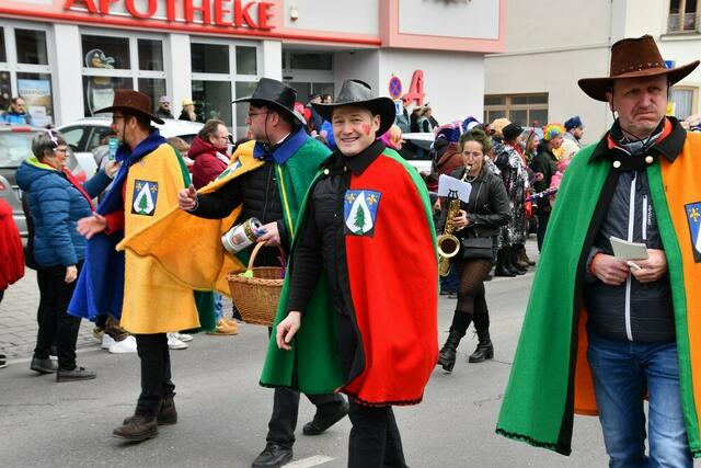 Die Gemeindespitze führte den Faschingumzug in Neumarkt an. | Foto: Anita Galler