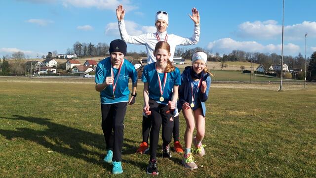 Norbert Riedl mit den Youngsters Valentin Riedl, Lea Söser und Anna Söser. | Foto: friba